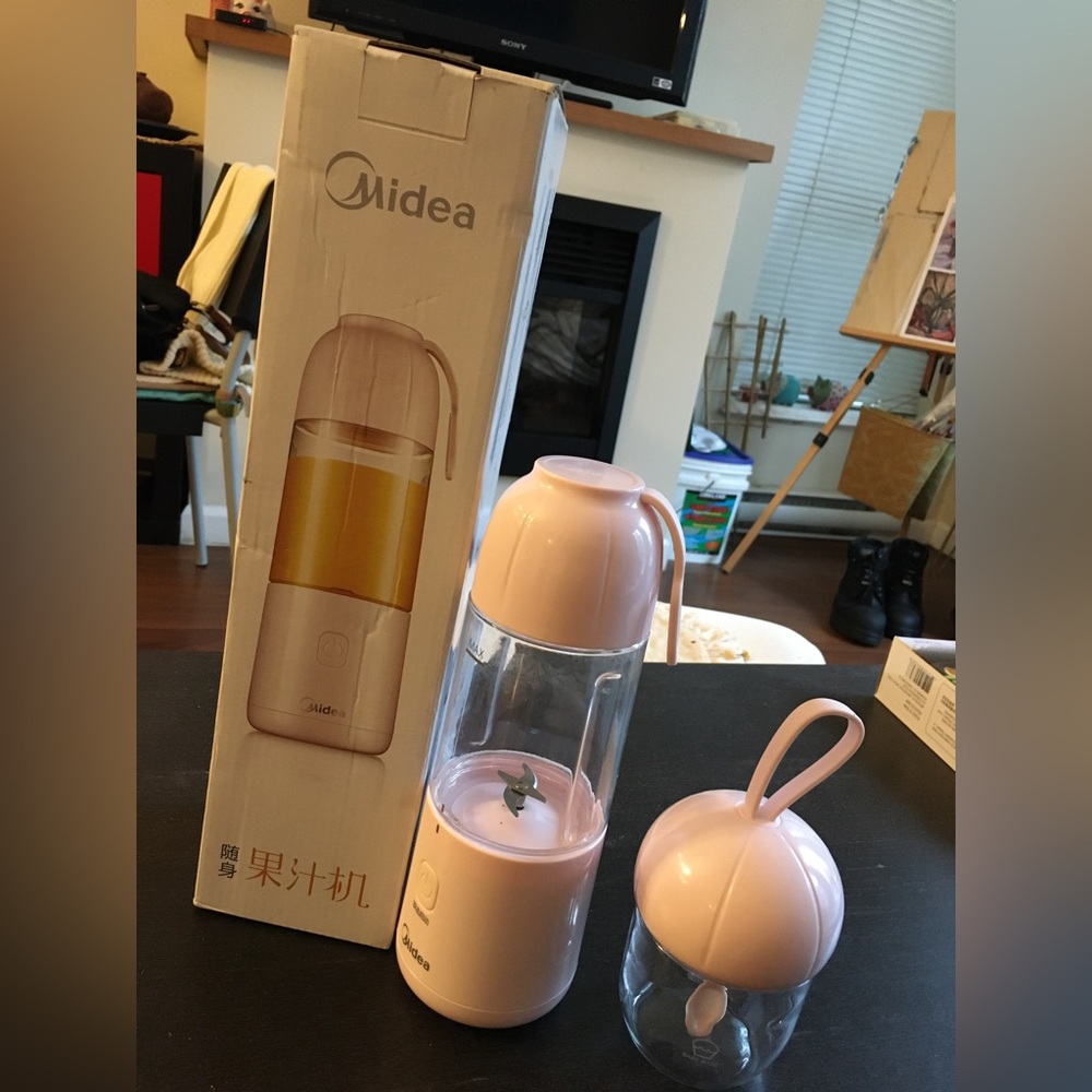 Mobile rechargeable portable juice machine